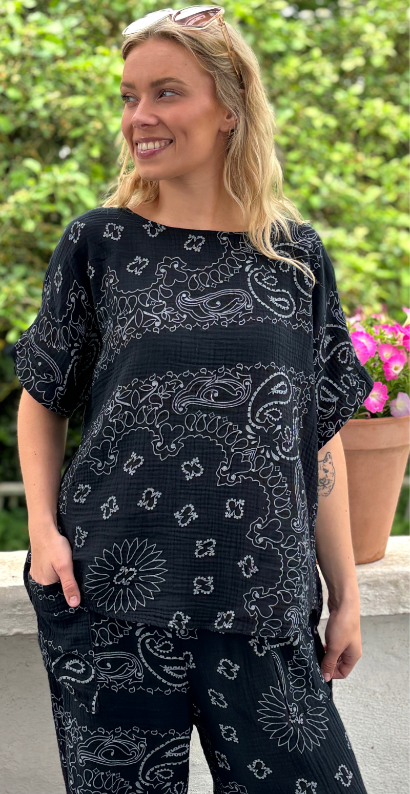 Bree sæt med bukser og bluse i musselin med paisley print sort LikeLondon