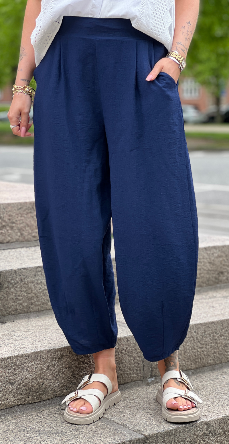 Forudbestil uge 22 Alana bukser med skrålommer og barrel-fit navy LikeLondon