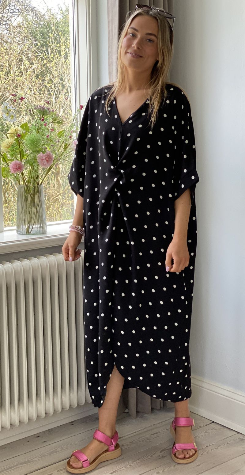 Annie kjole med knudedetalje og polkaprikker sort LikeLondon