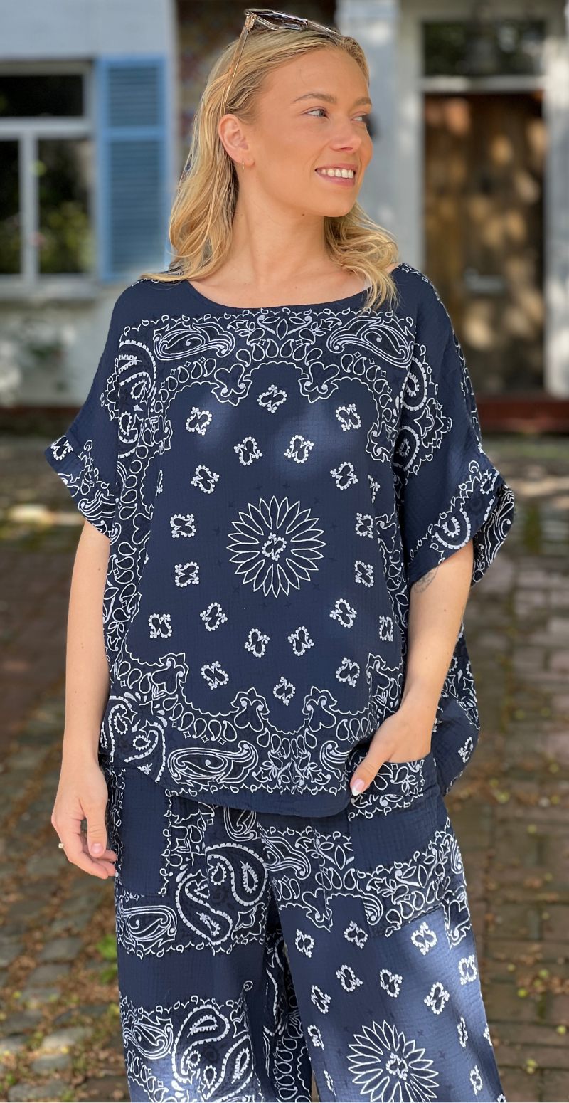 Bree sæt med bukser og bluse i musselin med paisley print navy LikeLondon