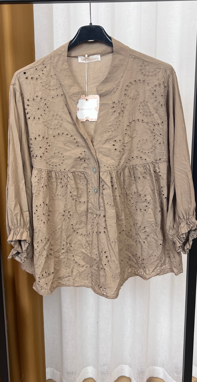 Penelope bluse med broderi anglaise camel LikeLondon