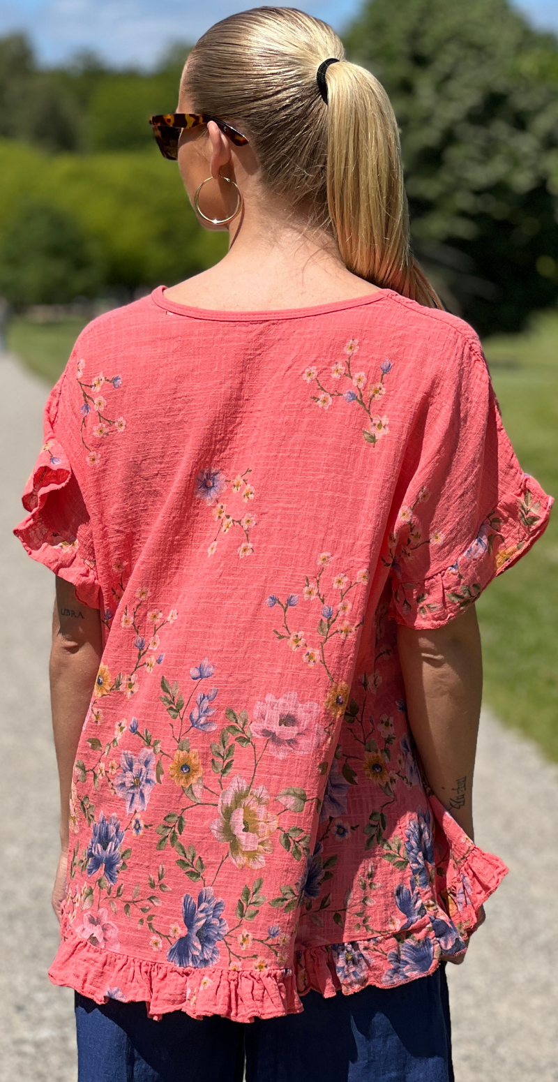 Gail bluse med flæsekanter og blomster koral LikeLondon