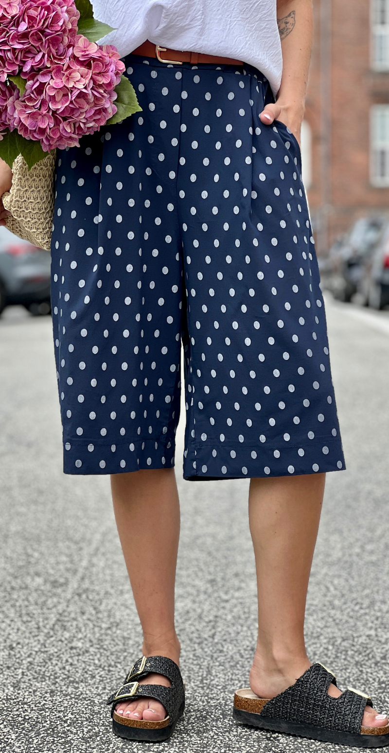 Forudbestil uge 28 Emma bermuda shorts med prikker og bælte navy LikeLondon