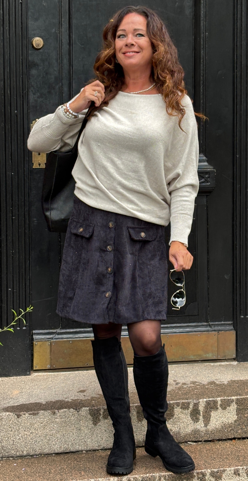 Catarine bluse med perlemorsknapper beige LikeLondon