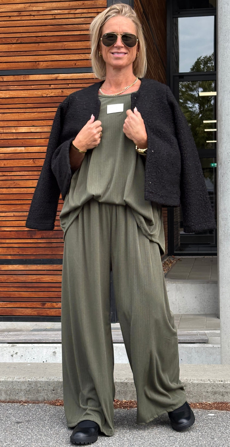Tessie sæt med struktur og logo fortil bluse og bukser militare LikeLondon