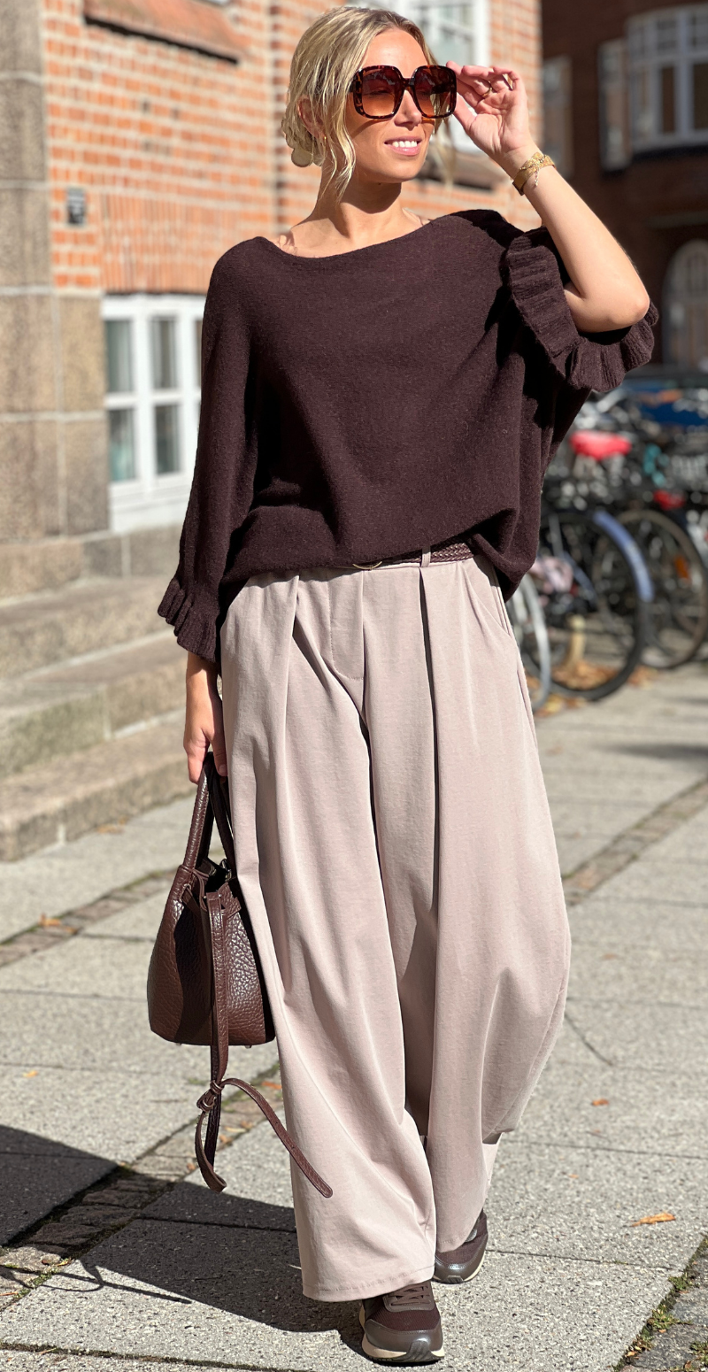 Louise strikbluse i baby alpaca med flæsedetaljer og 3/4 ærmer brun LikeLondon
