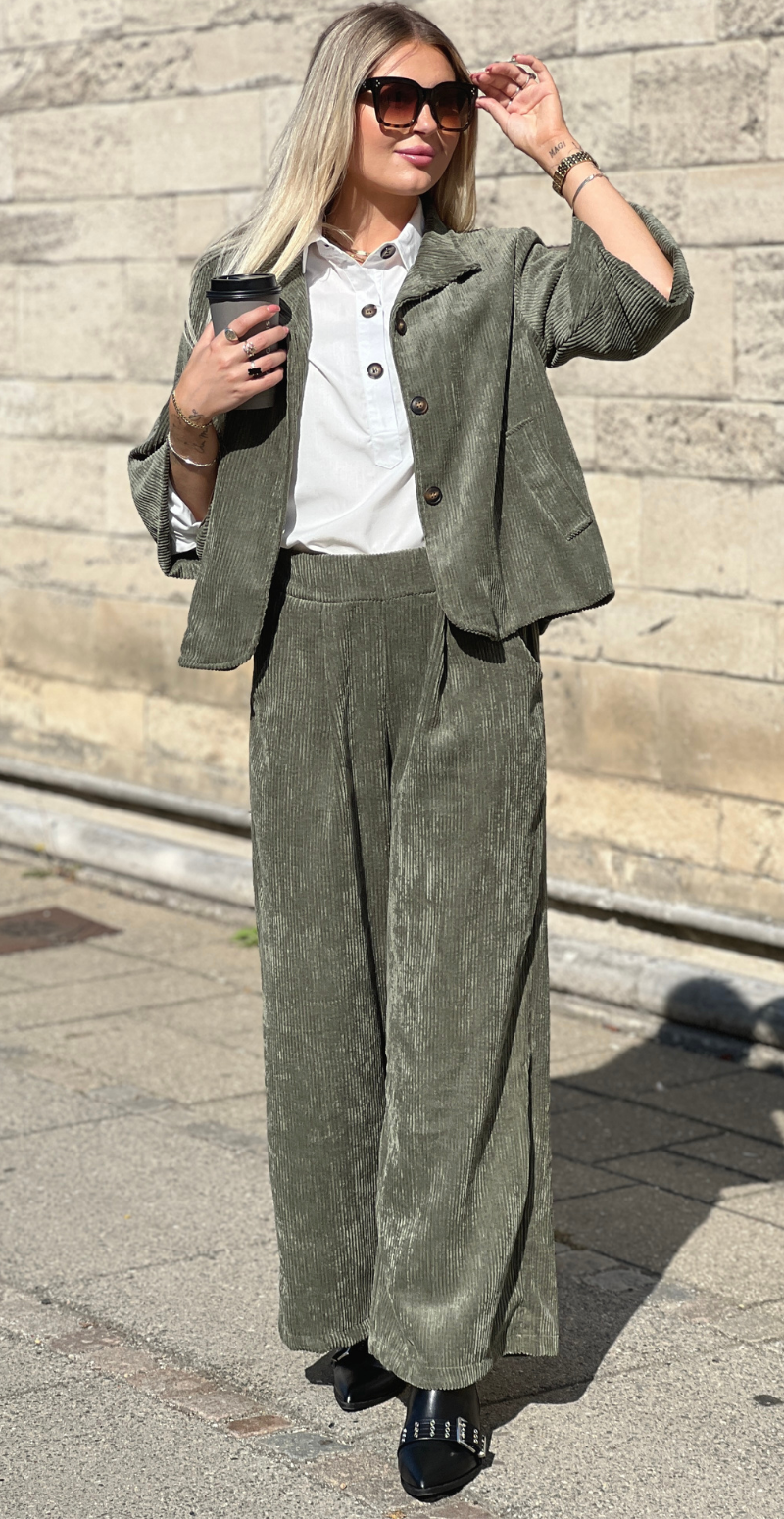 Ellinor fløjlsjakke med krave og hornknapper khaki LikeLondon
