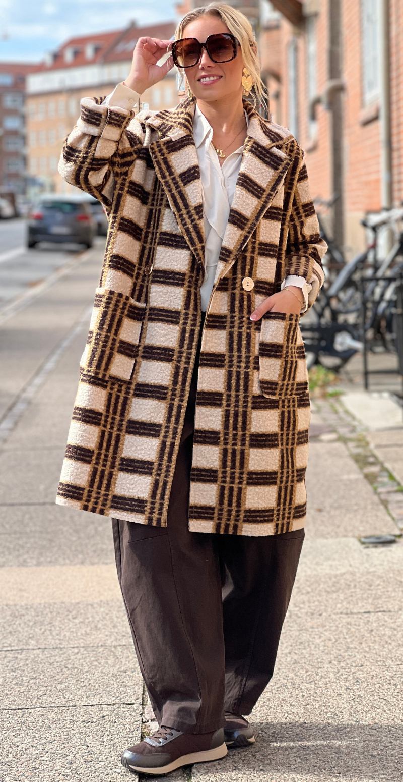 Edith ternet jakke med lommer og knapper beige LikeLondon