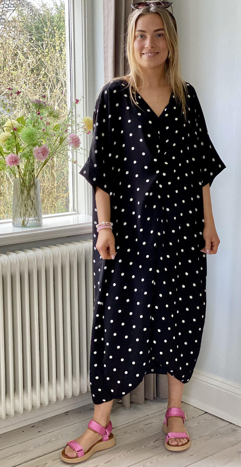 Annie kjole med knudedetalje og polkaprikker sort LikeLondon