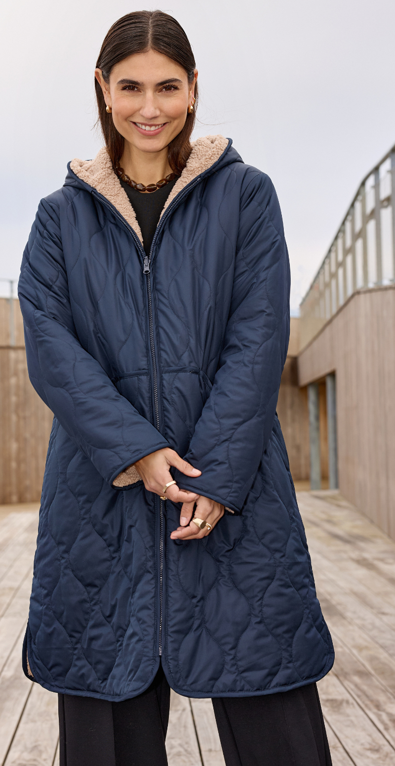 Amara lang vendbar jakke i quiltet og teddylook navy LikeLondon
