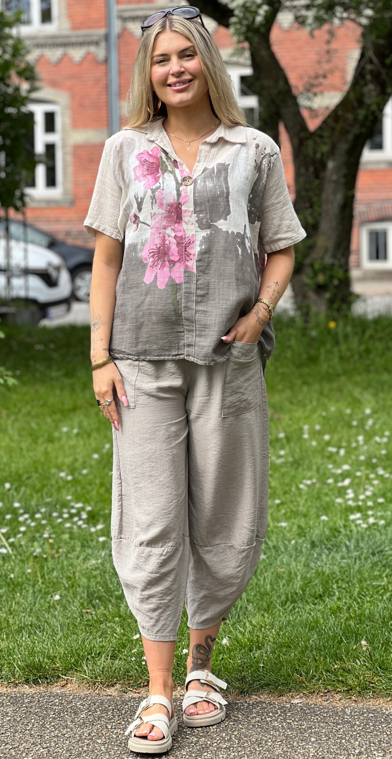 Gina bluse med blomsterprint og v-hals beige LikeLondon