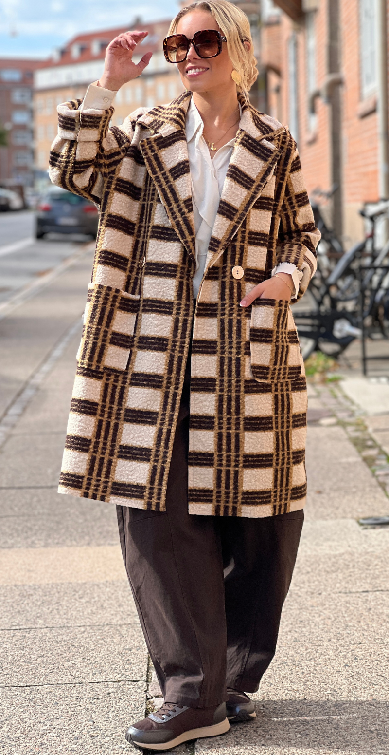 Edith ternet jakke med lommer og knapper beige LikeLondon