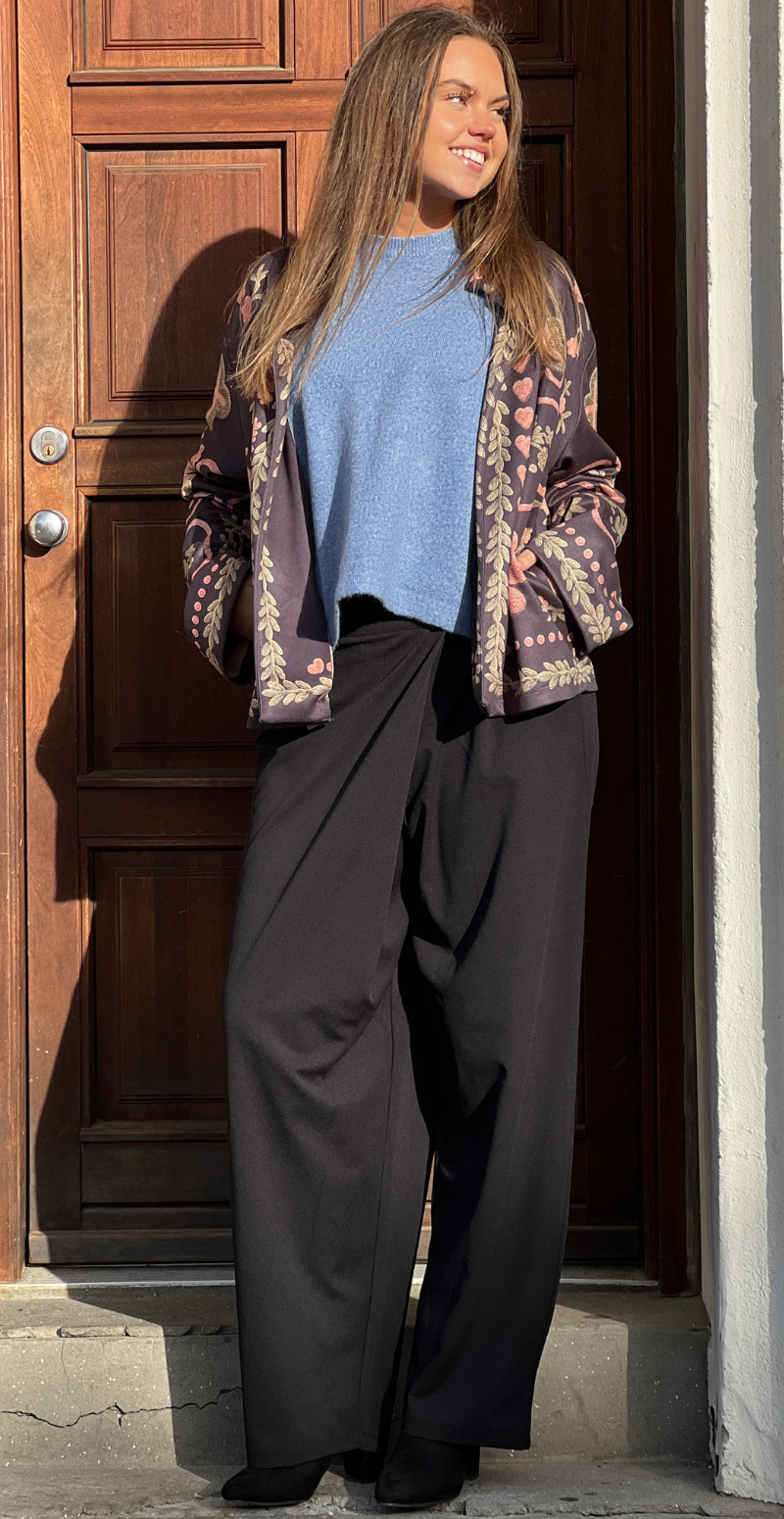 Estelle jakke i ruskindslook med rosa hjerter og blomster sort LikeLondon