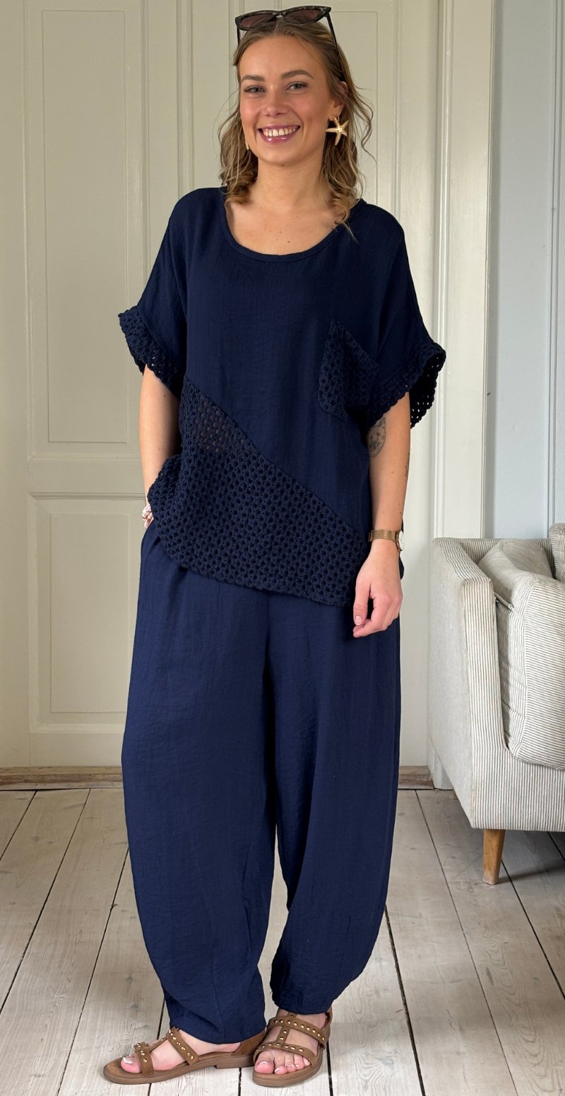 Gladys bluse med kort ærme og hæklede detaljer navy LikeLondon