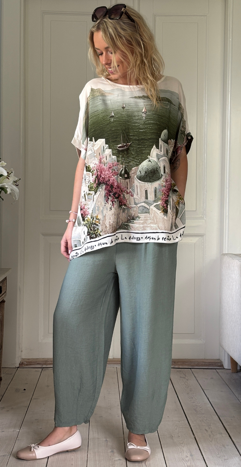 Brianna bluse med kort ærme og print af huse khaki LikeLondon