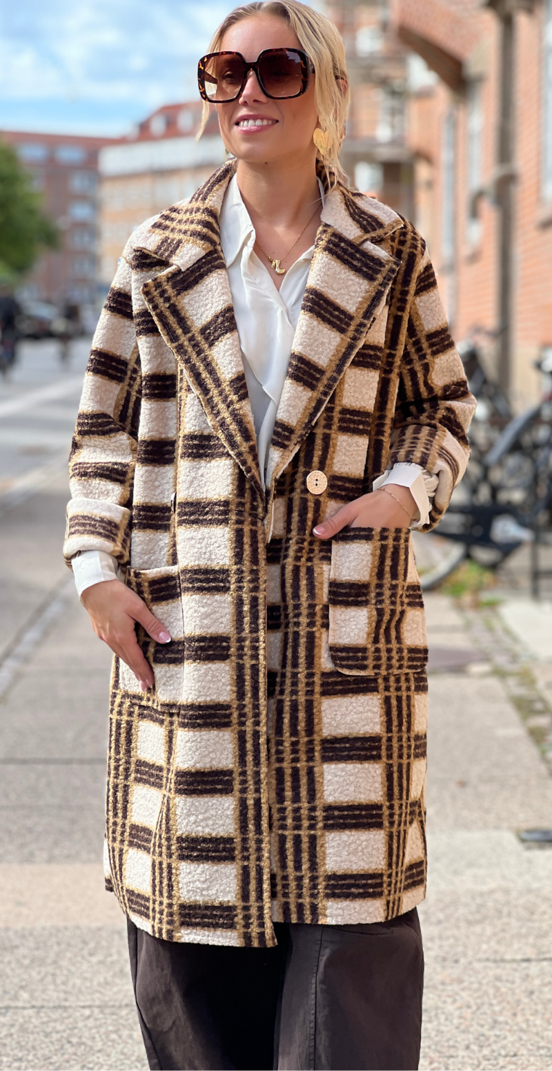 Edith ternet jakke med lommer og knapper beige LikeLondon