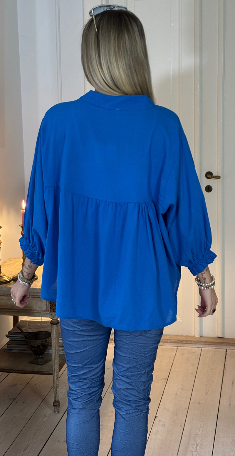 Francie bluse med knapper og ballonærmer royalblue LikeLondon