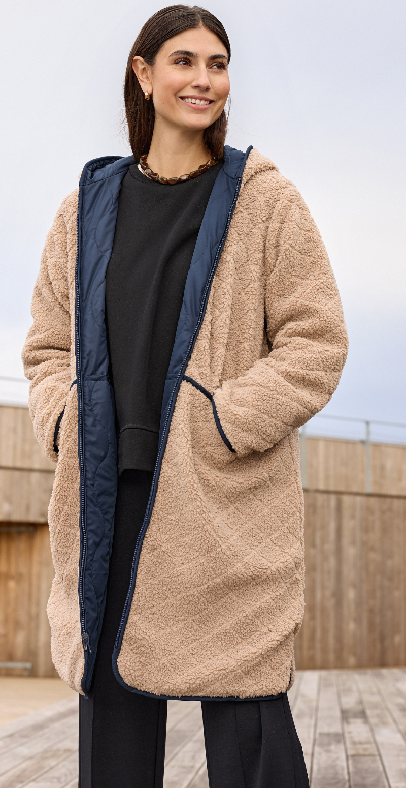 Amara lang vendbar jakke i quiltet og teddylook navy LikeLondon