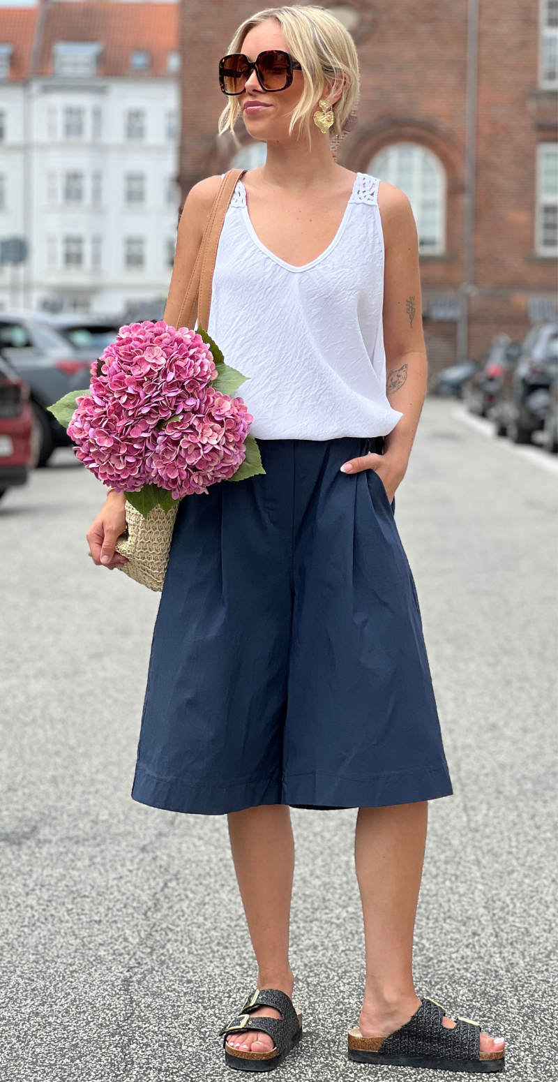 Forudbetil uge 28/29 Emma bermuda ensfarvet shorts og bælte navy LikeLondon