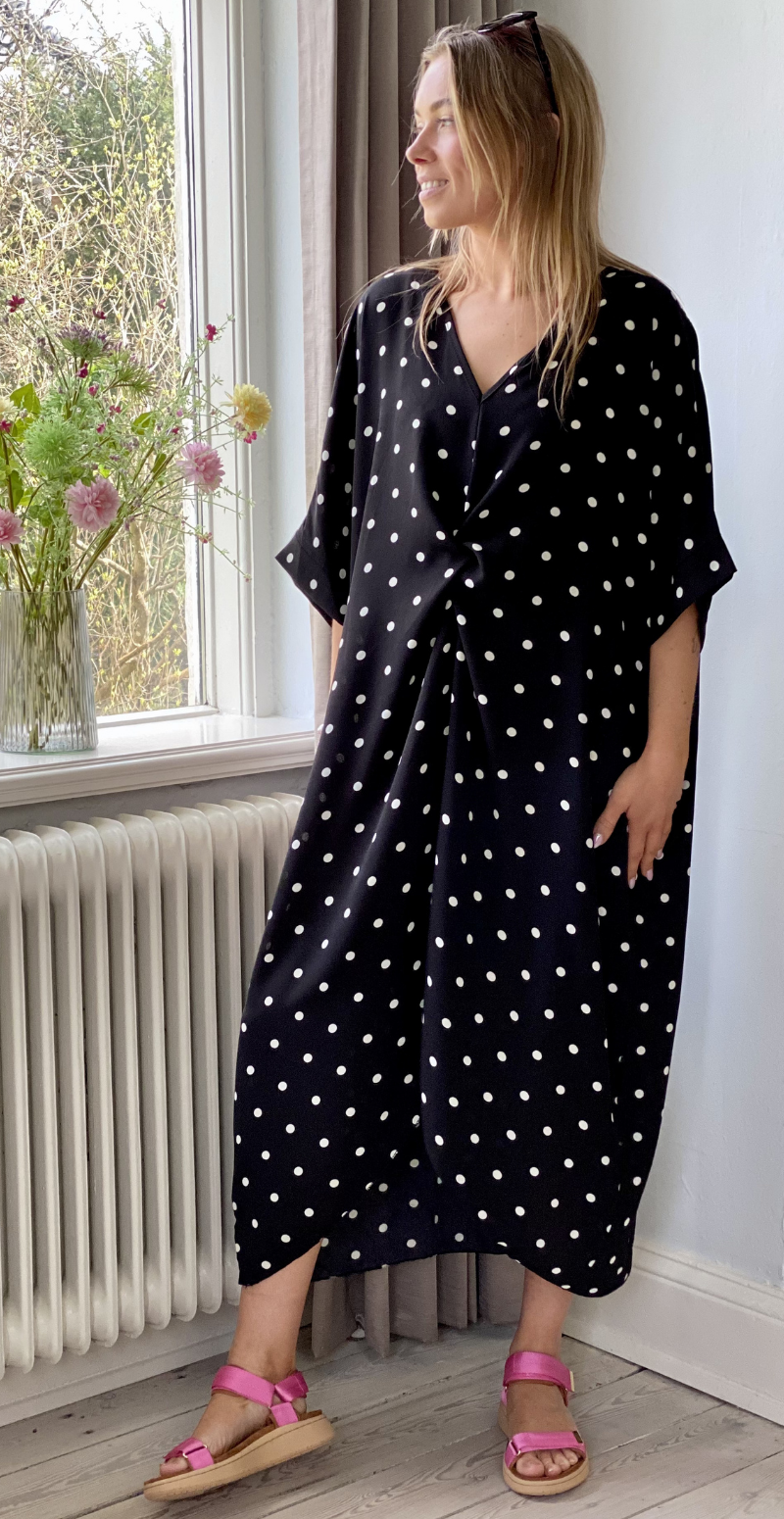 Annie kjole med knudedetalje og polkaprikker sort LikeLondon