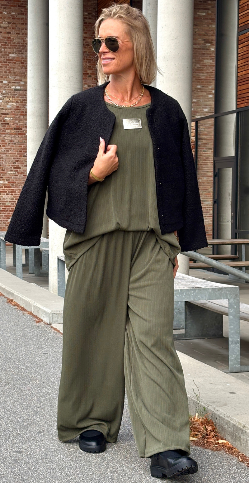 Tessie sæt med struktur og logo fortil bluse og bukser militare LikeLondon