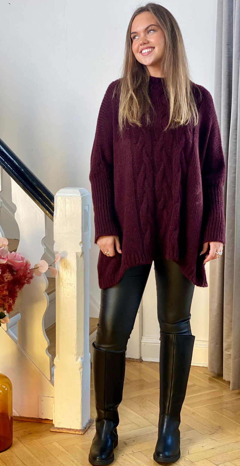 Daphne strik med kabelmønster og ribærme burgundy LikeLondon
