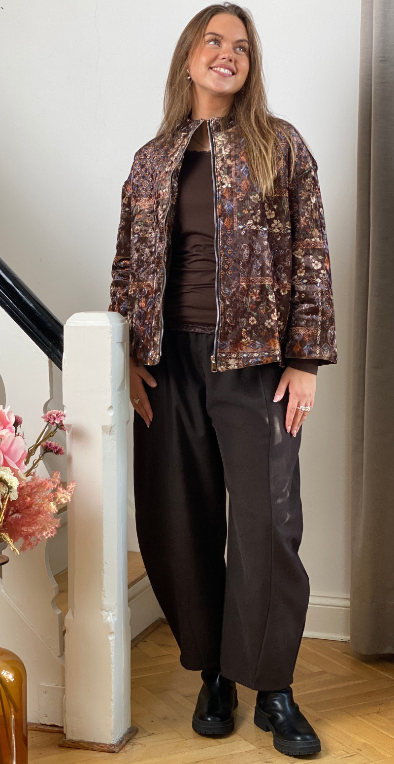 Sibylle jakke i velour med lynlås og blomsterprint brun LikeLondon