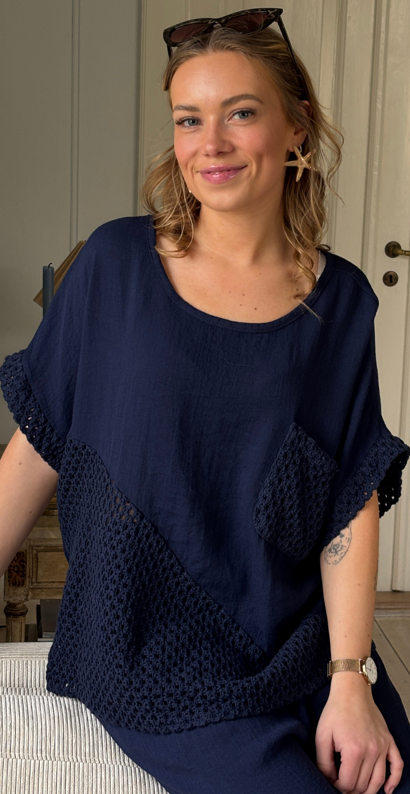 Gladys bluse med kort ærme og hæklede detaljer navy LikeLondon
