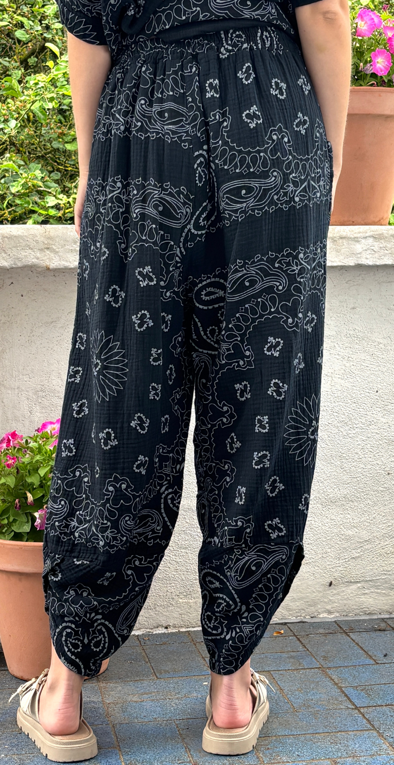 Bree sæt med bukser og bluse i musselin med paisley print sort LikeLondon