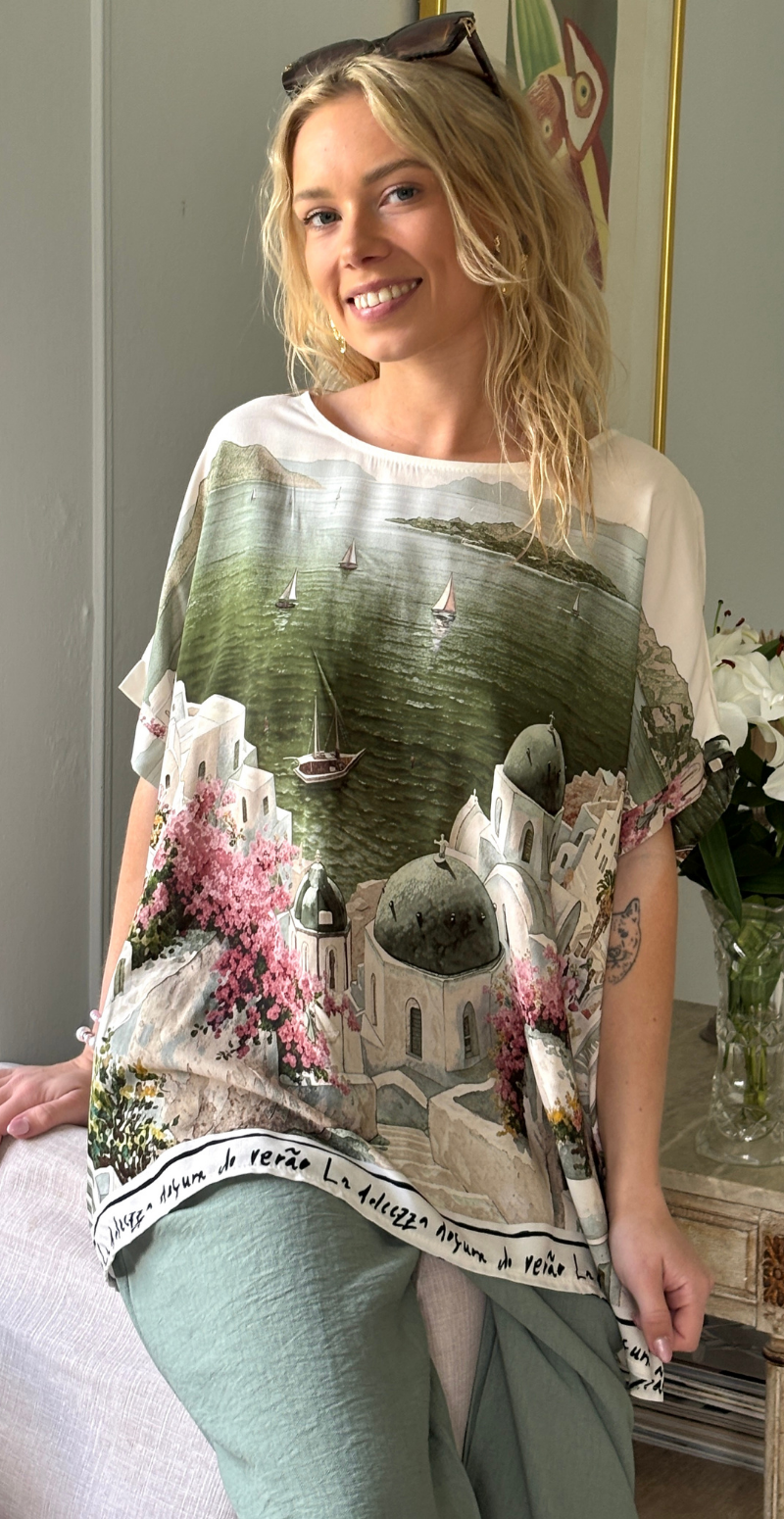 Brianna bluse med kort ærme og print af huse khaki LikeLondon