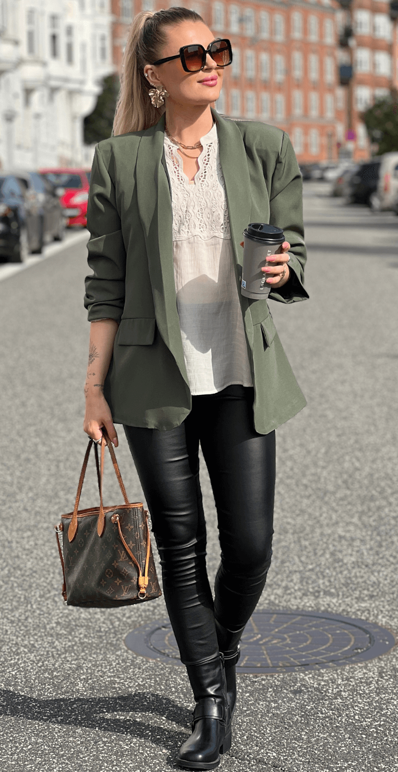 Sandy blazer med rynke effekt ved ærmet khaki LikeLondon