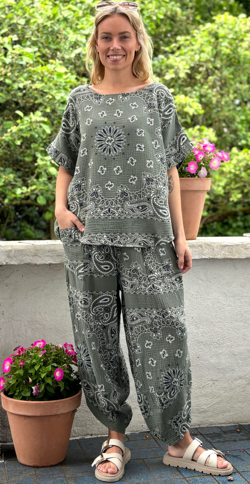 Bree sæt med bukser og bluse i musselin med paisley print khaki LikeLondon