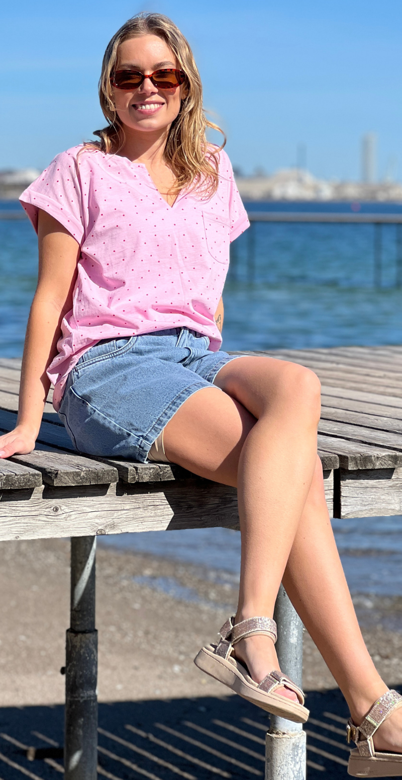Viva T-shirt med v-hals og prikker sweet lilac w. true red Freequent