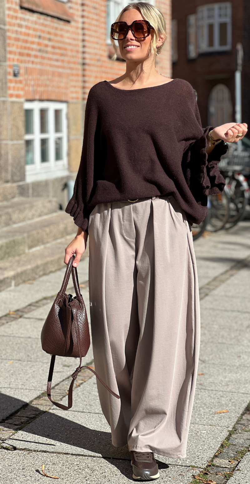 Louise strikbluse i baby alpaca med flæsedetaljer og 3/4 ærmer brun LikeLondon