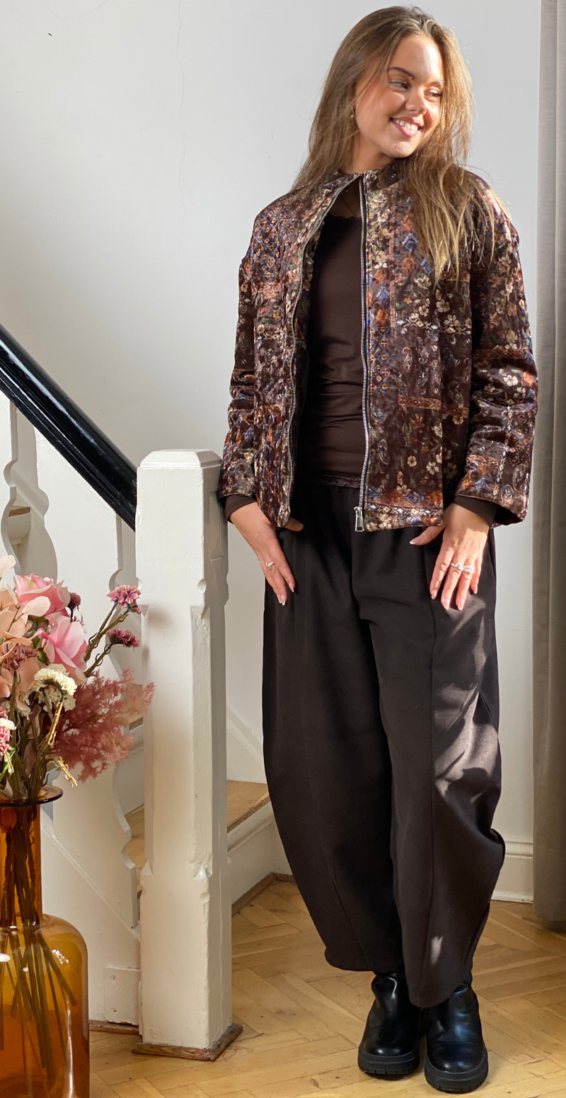 Sibylle jakke i velour med lynlås og blomsterprint brun LikeLondon