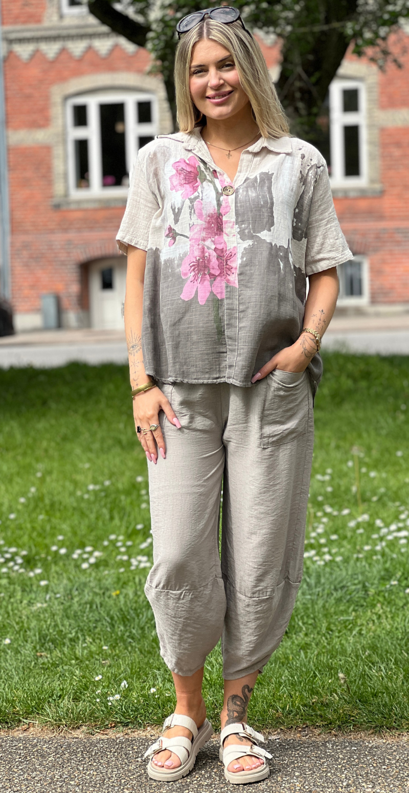 Gina bluse med blomsterprint og v-hals beige LikeLondon