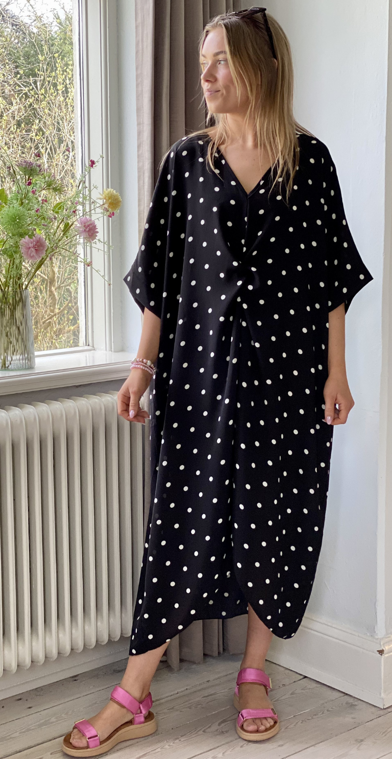 Annie kjole med knudedetalje og polkaprikker sort LikeLondon