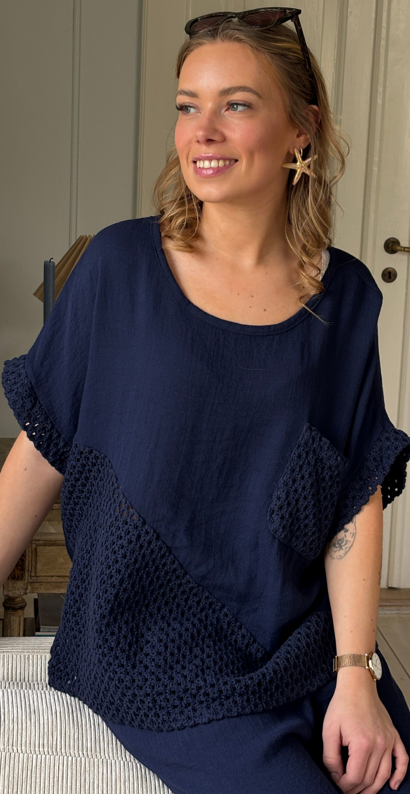 Gladys bluse med kort ærme og hæklede detaljer navy LikeLondon