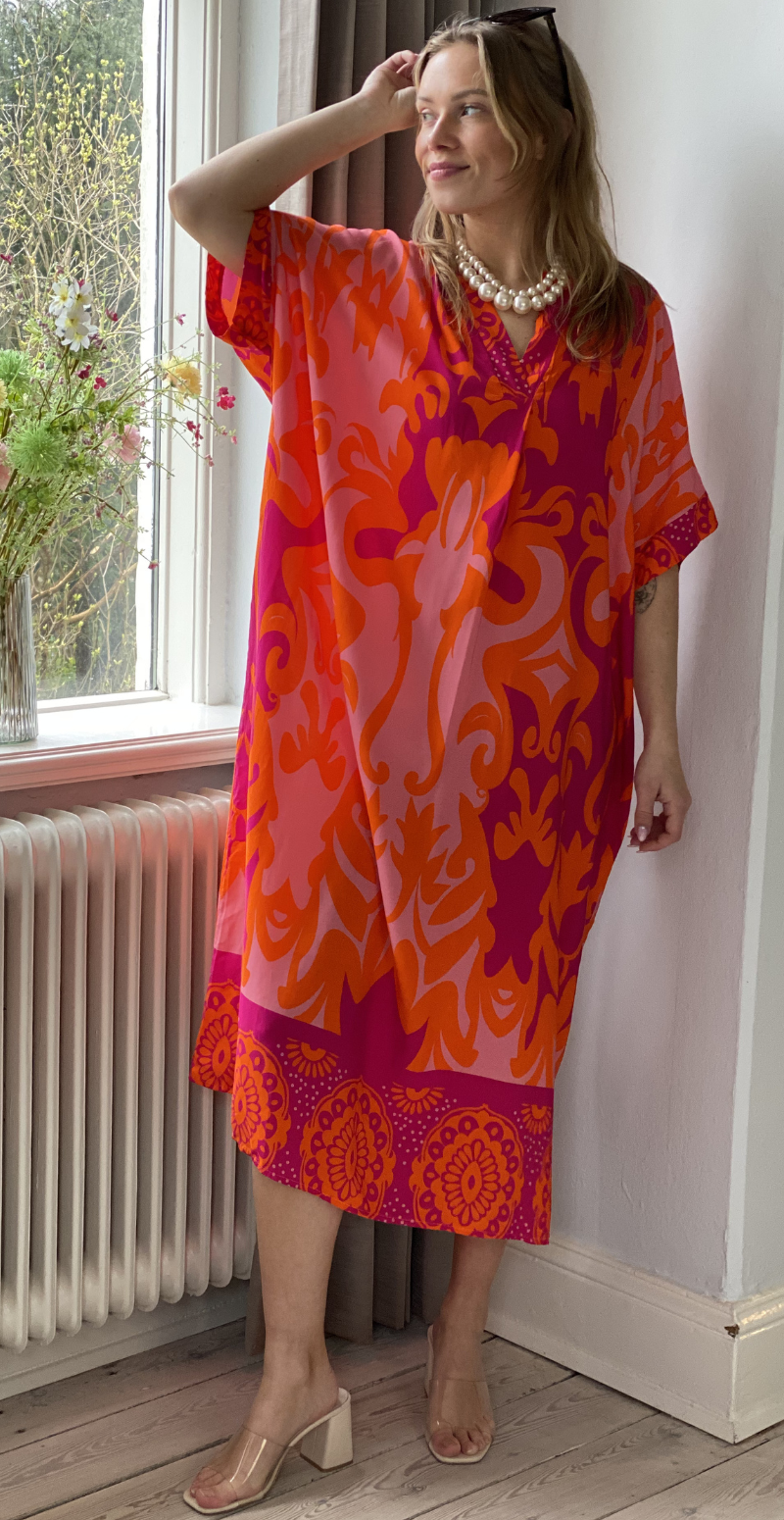 Melia kjole med mønster pink/orange LikeLondon
