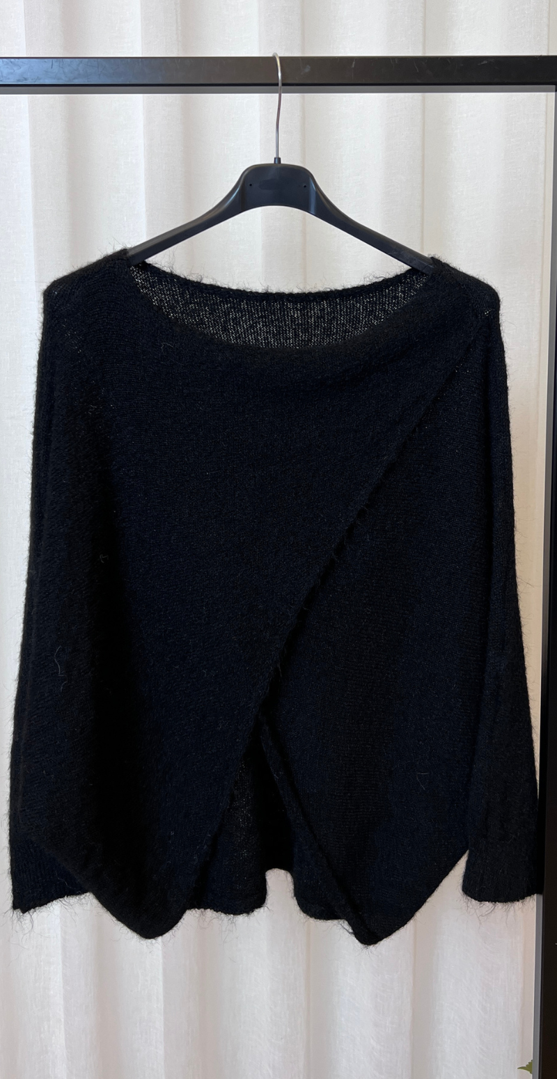 Madicken strikbluse med wrap effekt sort LikeLondon