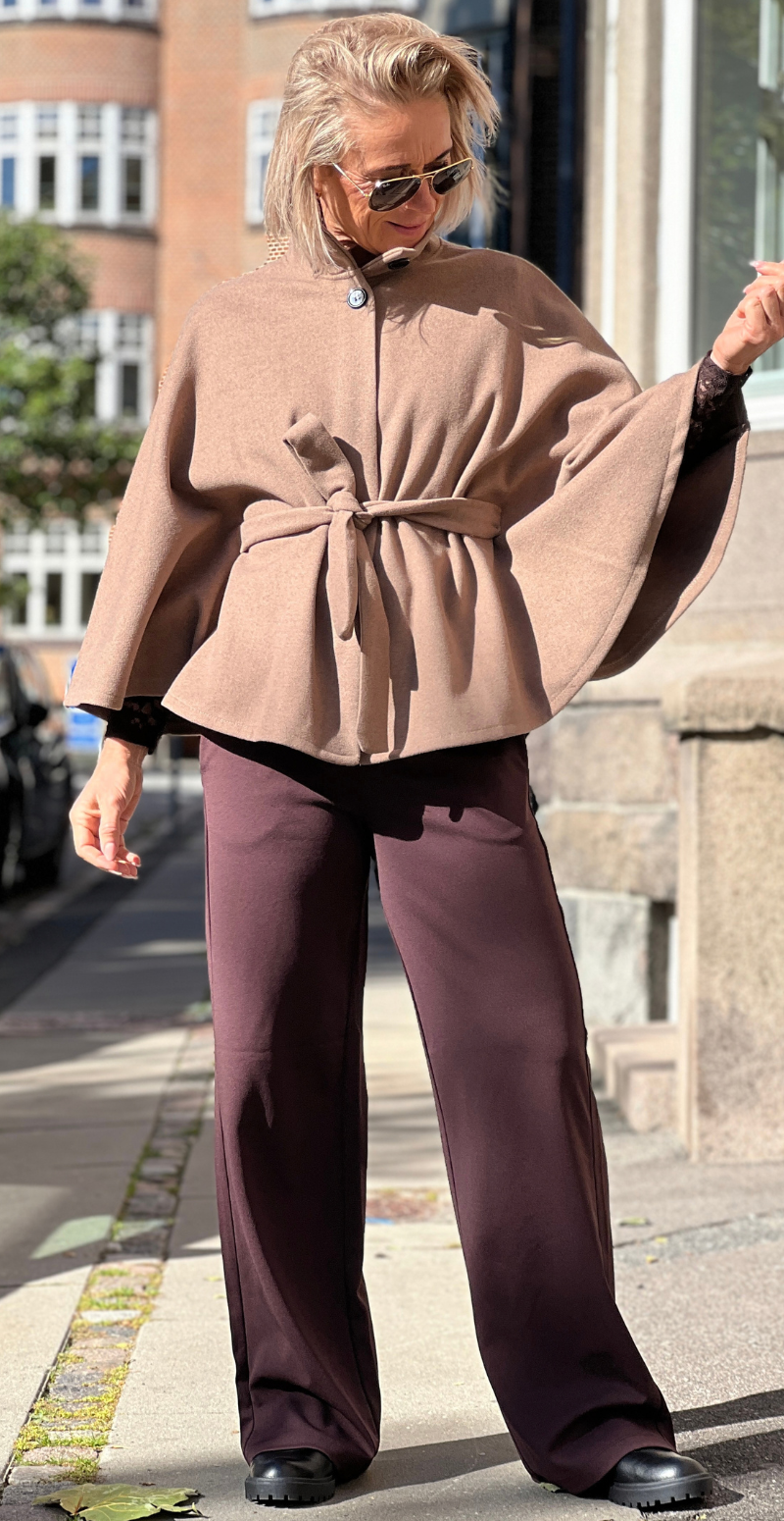 Antonella poncho med bindebånd camel LikeLondon