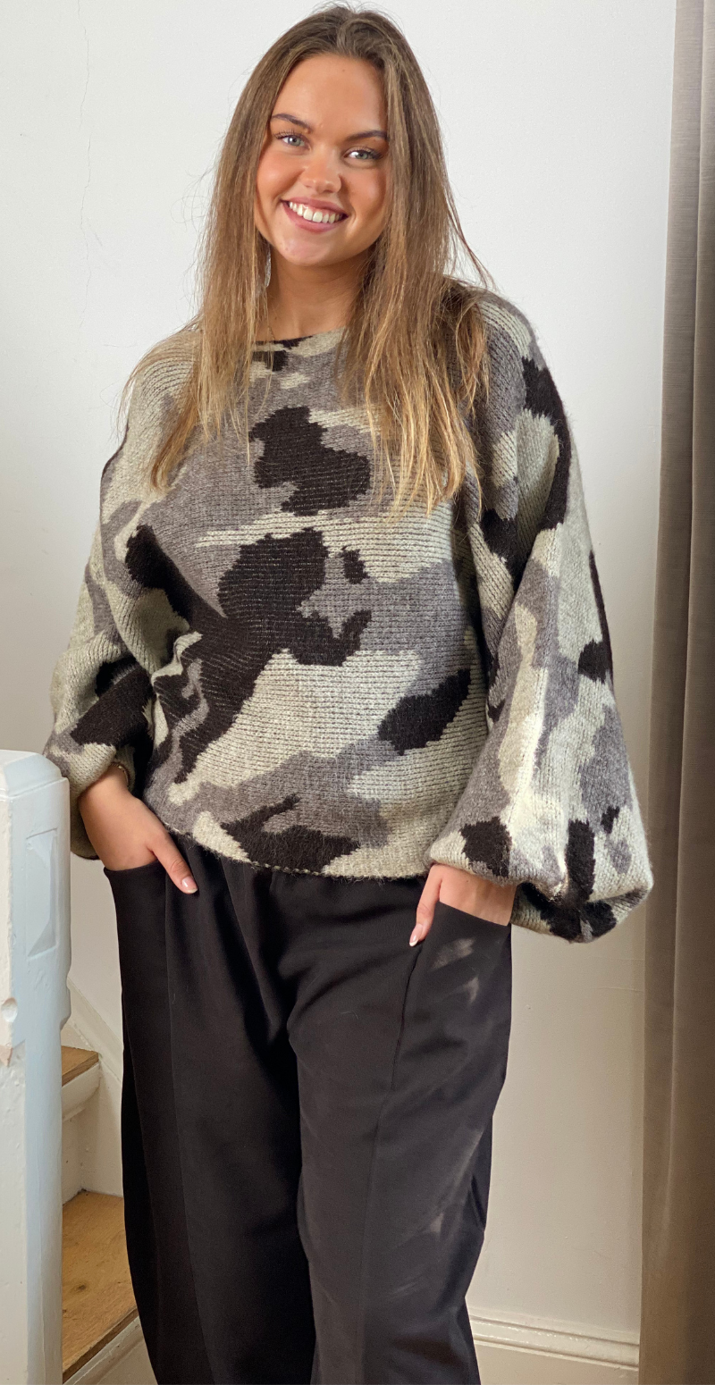 Mynthe uldstrik med ballonærmer og camouflage brun LikeLondon