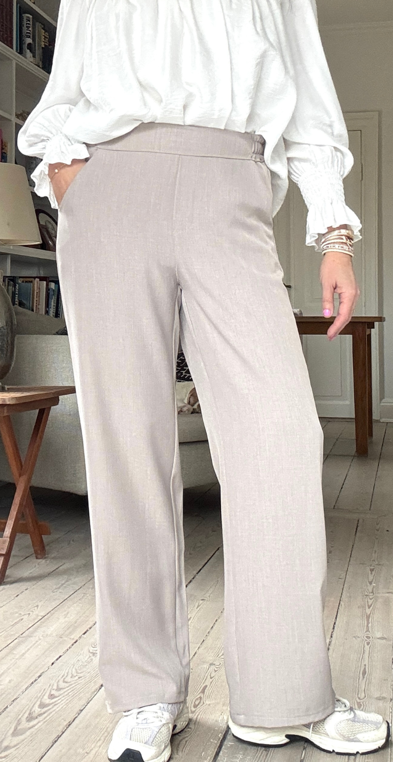 Iris habitbukser med elastik taupe LikeLondon