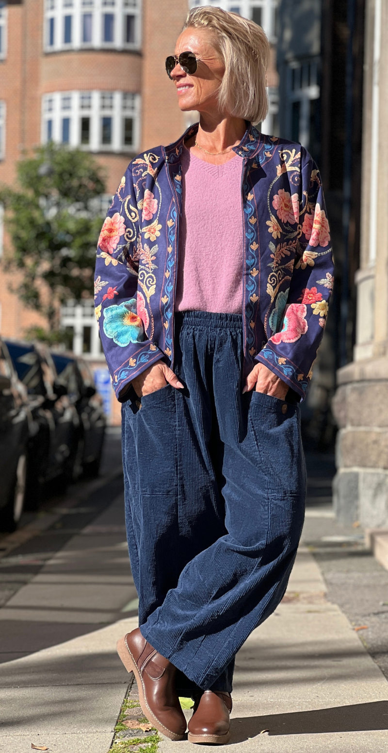 Sissal jakke i ruskindslook med mønster af broderede blomster navy LikeLondon