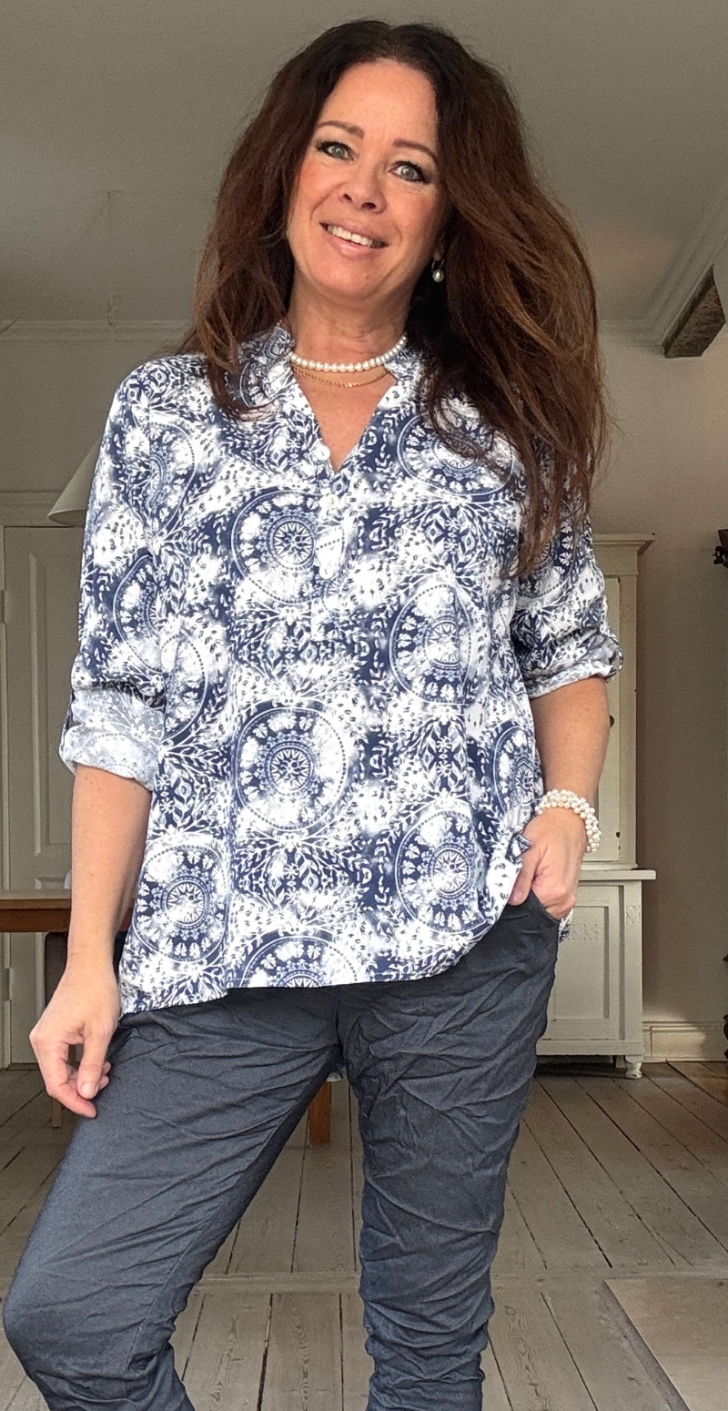 Judy skjortebluse med cirkelmønster hvid LikeLondon