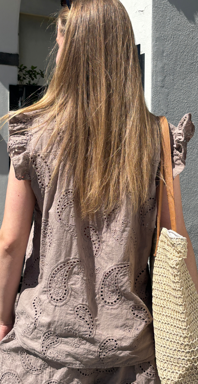 Isobel bluse med broderi anglaise og flæseærmer taupe LikeLondon