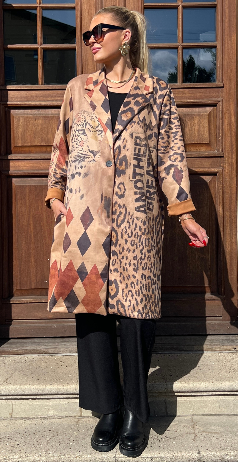 Katie jakke med leopard og harlekin mønster camel LikeLondon