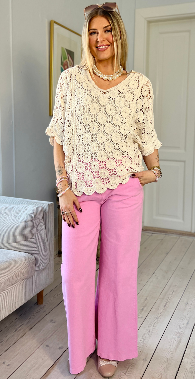 Yrsa kortærmet bluse med v-hals og hæklet mønster creme LikeLondon