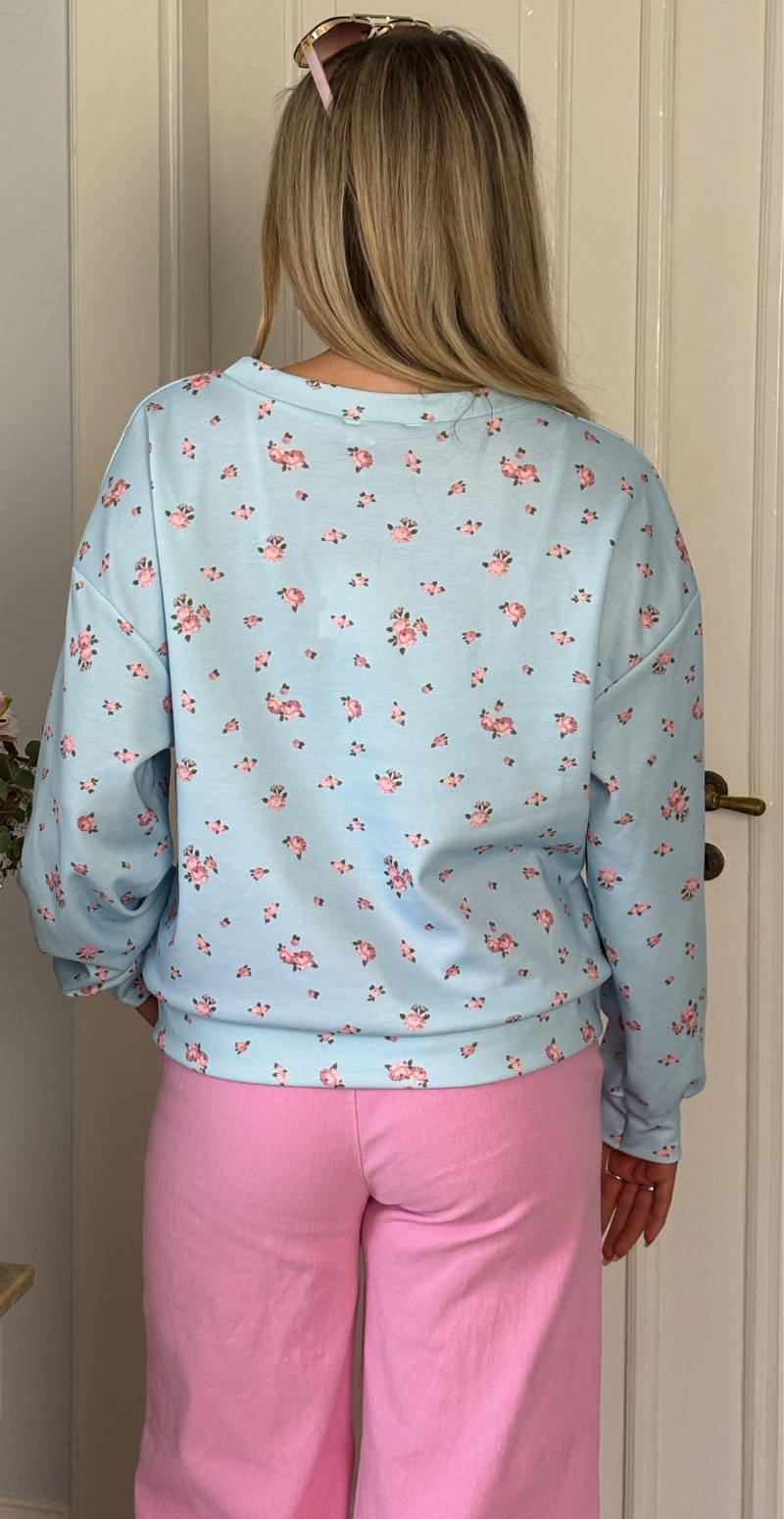 Malika sweatshirt med rund hals og blomster sky LikeLondon