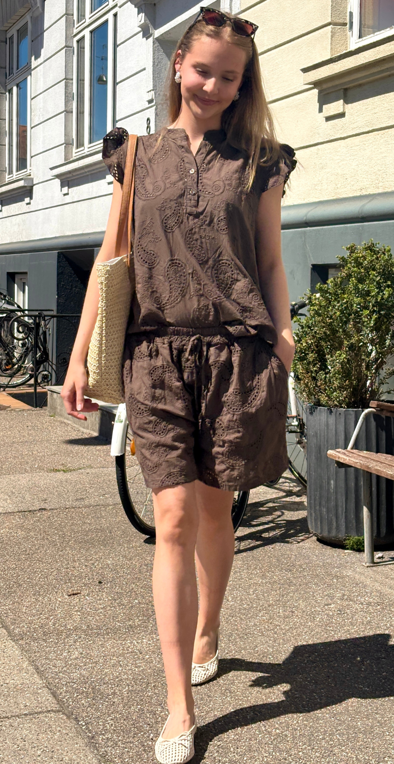 Isobel bluse med broderi anglaise og flæseærmer brun LikeLondon